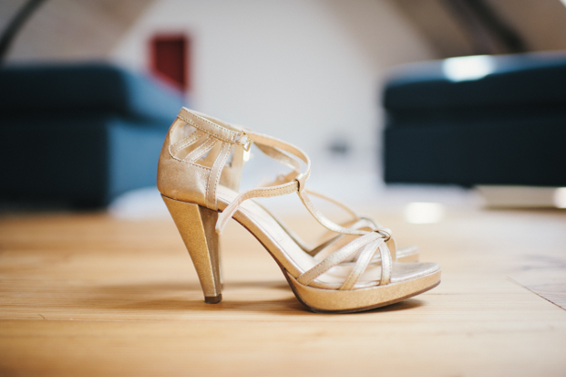 ©Emilie Iggiotti - mariage en bleu au colombier de la baie de Sienne- La mariee aux pieds nus