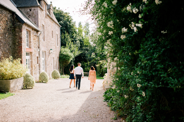 ©Emilie Iggiotti - mariage en bleu au colombier de la baie de Sienne- La mariee aux pieds nus