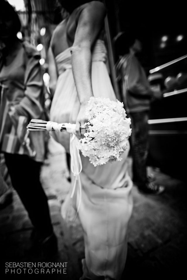 mariage-au-mont-saint-michel-sebastien-roignant-au-coin-du-jour-la-mariee-aux-pieds-nus