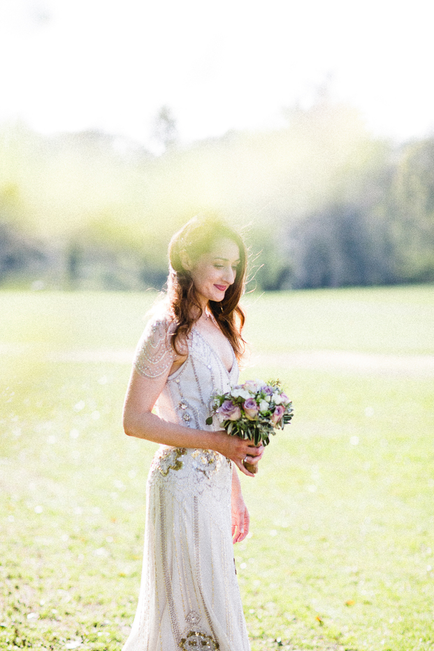 ©Emilie White - Un mariage dans la campagne anglaise - La mariee aux pieds nus