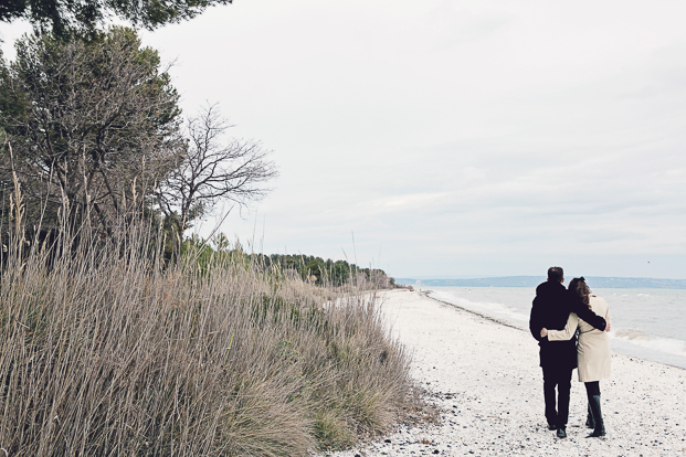 ©Ernestine et sa famille - Seance engagement sur la plage - La mariee aux pieds nus