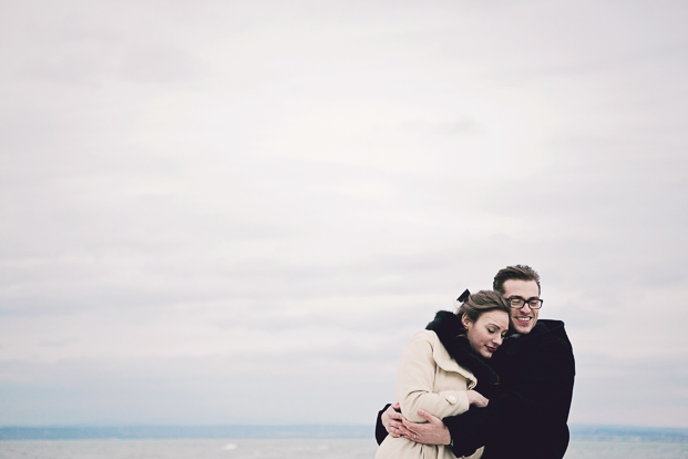 ©Ernestine et sa famille - Seance engagement sur la plage - La mariee aux pieds nus