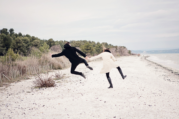 ©Ernestine et sa famille - Seance engagement sur la plage - La mariee aux pieds nus