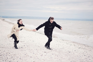 ©Ernestine et sa famille - Seance engagement sur la plage - La mariee aux pieds nus