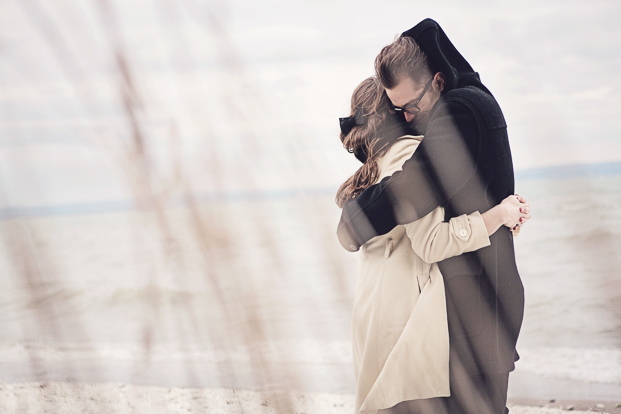 ©Ernestine et sa famille - Seance engagement sur la plage - La mariee aux pieds nus