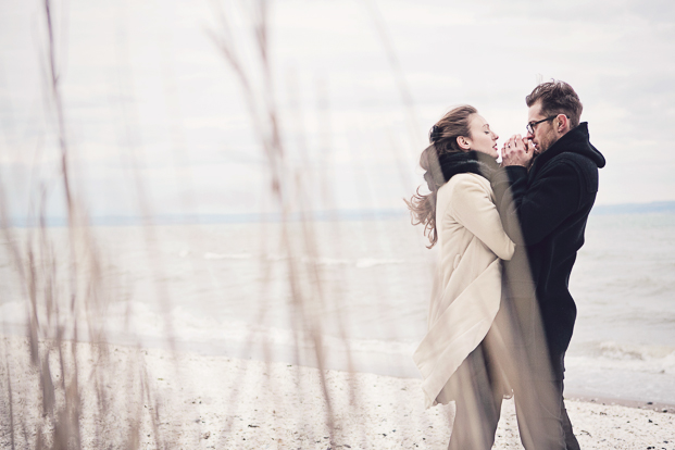 ©Ernestine et sa famille - Seance engagement sur la plage - La mariee aux pieds nus