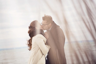 ©Ernestine et sa famille - Seance engagement sur la plage - La mariee aux pieds nus