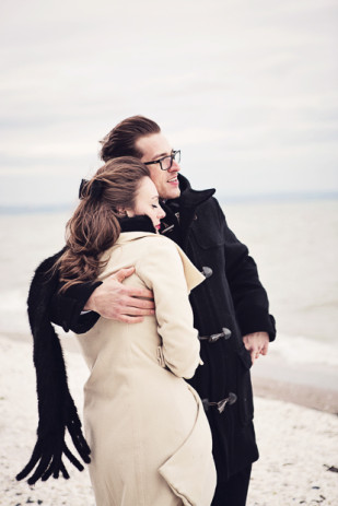 ©Ernestine et sa famille - Seance engagement sur la plage - La mariee aux pieds nus