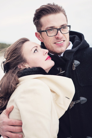 ©Ernestine et sa famille - Seance engagement sur la plage - La mariee aux pieds nus