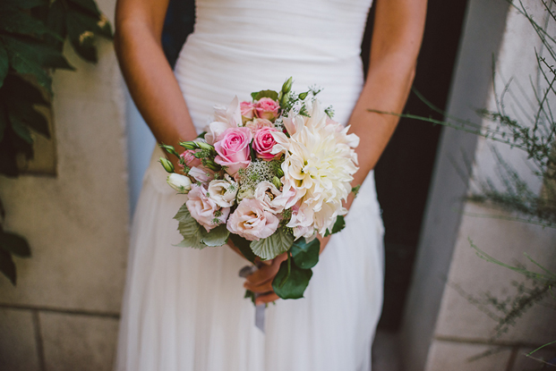 ©Fred Courtois - Un mariage en rose - La mariee aux pieds nus 