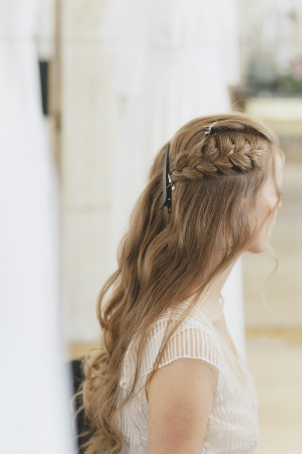 coiffure demi queue tressee