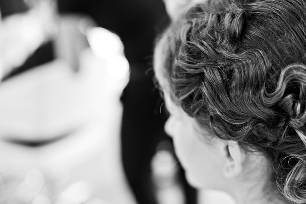 ©Chic Family Photographie par Hélène Lenfant - Mariage rétro - La mariee aux pieds nus