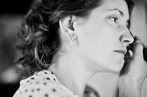 ©Chic Family Photographie par Hélène Lenfant - Mariage rétro - La mariee aux pieds nus