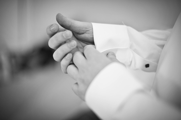 ©Chic Family Photographie par Hélène Lenfant - Mariage rétro - La mariee aux pieds nus