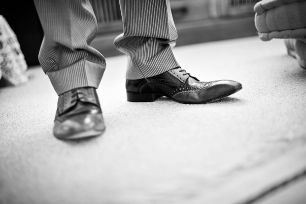 ©Chic Family Photographie par Hélène Lenfant - Mariage rétro - La mariee aux pieds nus