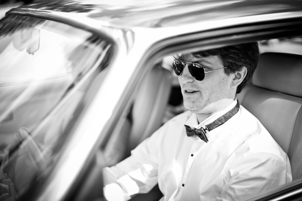©Chic Family Photographie par Hélène Lenfant - Mariage rétro - La mariee aux pieds nus