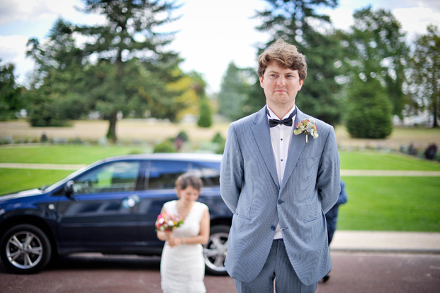 ©Chic Family Photographie par Hélène Lenfant - Mariage rétro - La mariee aux pieds nus