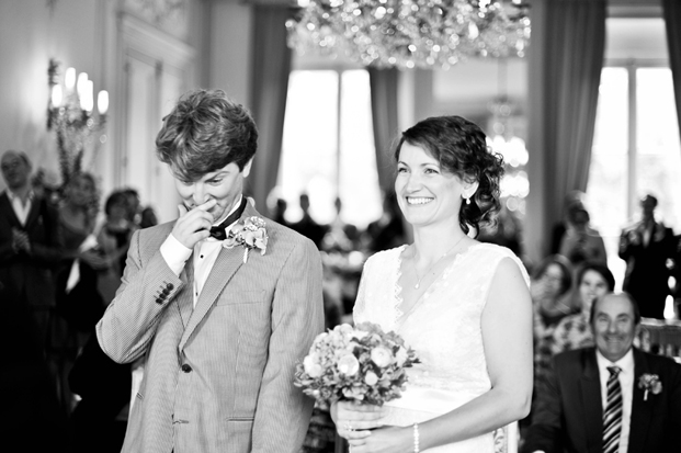 ©Chic Family Photographie par Hélène Lenfant - Mariage rétro - La mariee aux pieds nus