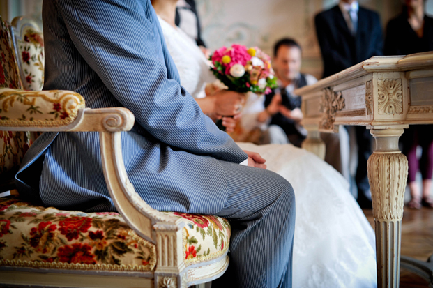 ©Chic Family Photographie par Hélène Lenfant - Mariage rétro - La mariee aux pieds nus