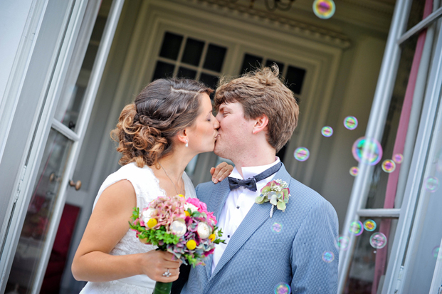 ©Chic Family Photographie par Hélène Lenfant - Mariage rétro - La mariee aux pieds nus
