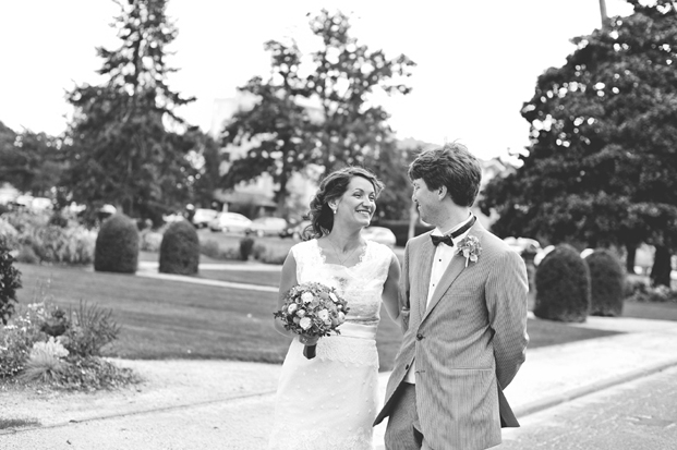 ©Chic Family Photographie par Hélène Lenfant - Mariage rétro - La mariee aux pieds nus
