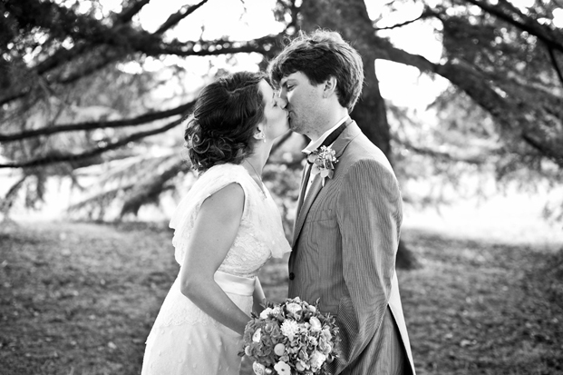 ©Chic Family Photographie par Hélène Lenfant - Mariage rétro - La mariee aux pieds nus
