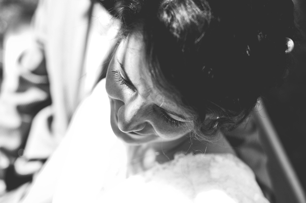 ©Chic Family Photographie par Hélène Lenfant - Mariage rétro - La mariee aux pieds nus