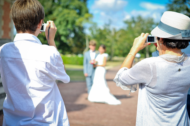 ©Chic Family Photographie par Hélène Lenfant - Mariage rétro - La mariee aux pieds nus