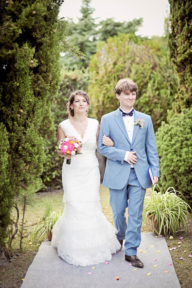 ©Chic Family Photographie par Hélène Lenfant - Mariage rétro - La mariee aux pieds nus