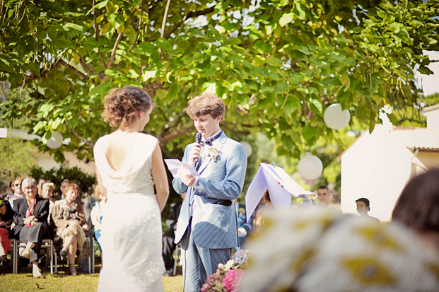 ©Chic Family Photographie par Hélène Lenfant - Mariage rétro - La mariee aux pieds nus