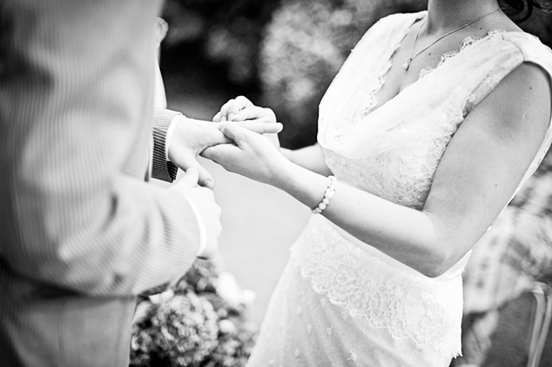 ©Chic Family Photographie par Hélène Lenfant - Mariage rétro - La mariee aux pieds nus