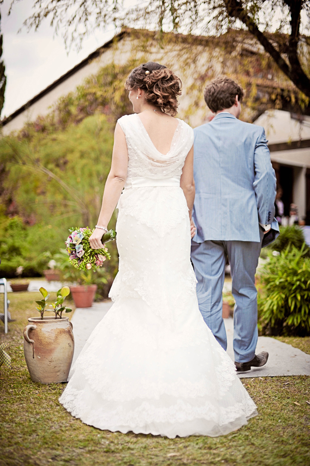 ©Chic Family Photographie par Hélène Lenfant - Mariage rétro - La mariee aux pieds nus