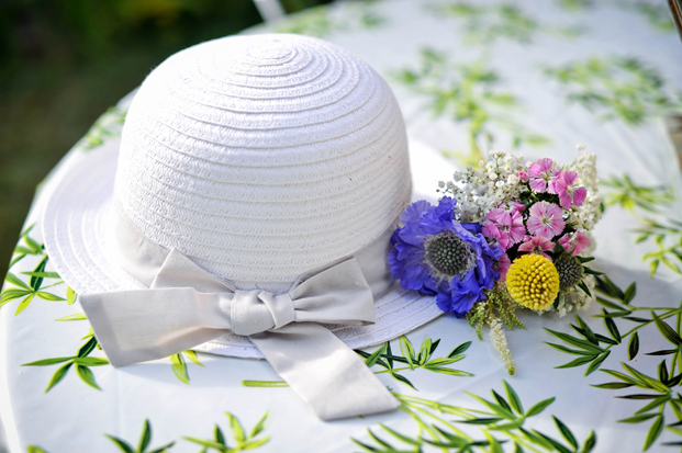 ©Chic Family Photographie par Hélène Lenfant - Mariage rétro - La mariee aux pieds nus