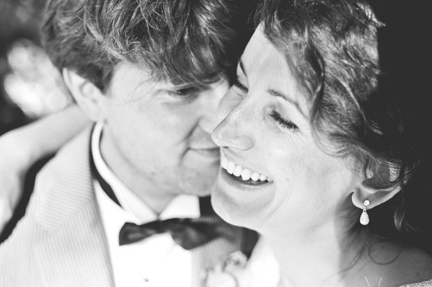 ©Chic Family Photographie par Hélène Lenfant - Mariage rétro - La mariee aux pieds nus
