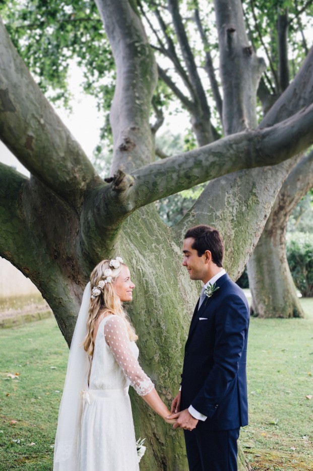 Un mariage champêtre en Camargue - Photo : Laurent Brouzet - La mariée aux pieds nus