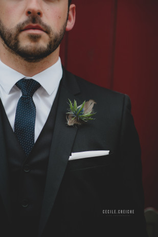 ©Cecile Creiche - Un mariage en bleu a Lille a La Ferme dʼEcavee - La mariee aux pieds nus