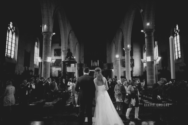 ©Cecile Creiche - Un mariage en bleu a Lille a La Ferme dʼEcavee - La mariee aux pieds nus