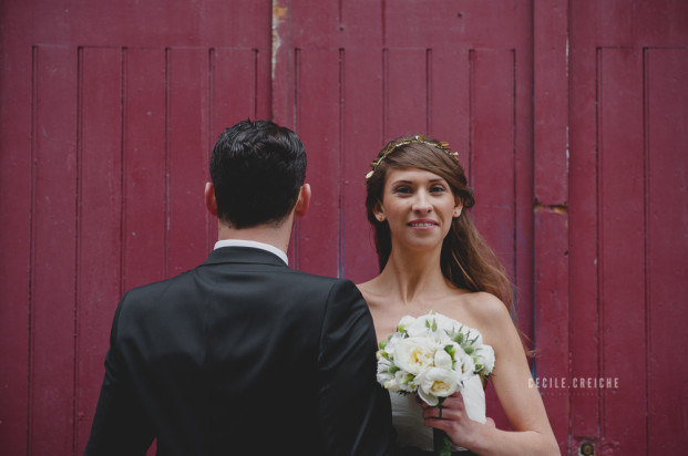 ©Cecile Creiche - Un mariage en bleu a Lille a La Ferme dʼEcavee - La mariee aux pieds nus
