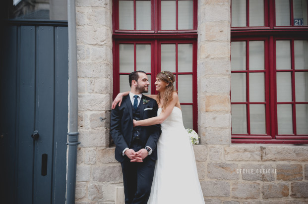 ©Cecile Creiche - Un mariage en bleu a Lille a La Ferme dʼEcavee - La mariee aux pieds nus