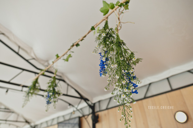 ©Cecile Creiche - Un mariage en bleu a Lille a La Ferme dʼEcavee - La mariee aux pieds nus