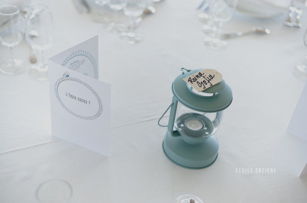 ©Cecile Creiche - Un mariage en bleu a Lille a La Ferme dʼEcavee - La mariee aux pieds nus
