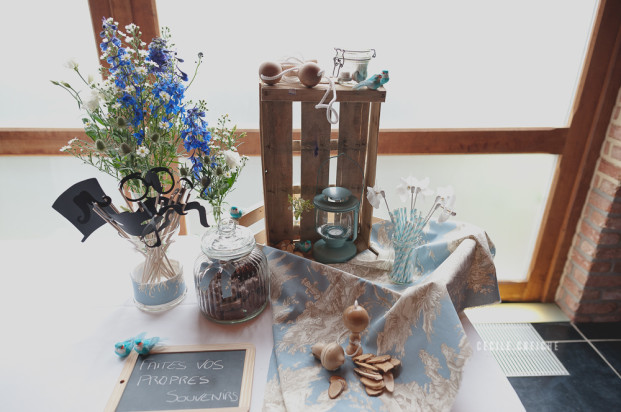 ©Cecile Creiche - Un mariage en bleu a Lille a La Ferme dʼEcavee - La mariee aux pieds nus