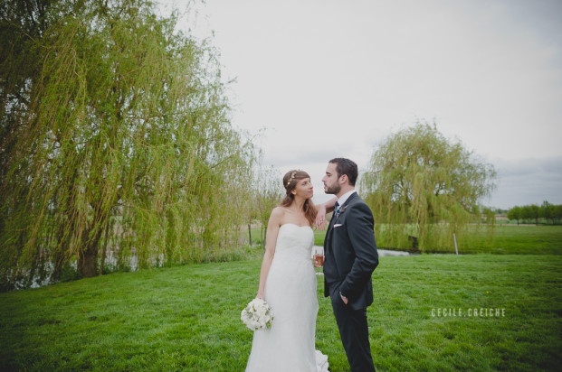 ©Cecile Creiche - Un mariage en bleu a Lille a La Ferme dʼEcavee - La mariee aux pieds nus