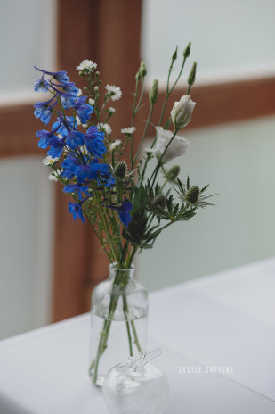 ©Cecile Creiche - Un mariage en bleu a Lille a La Ferme dʼEcavee - La mariee aux pieds nus
