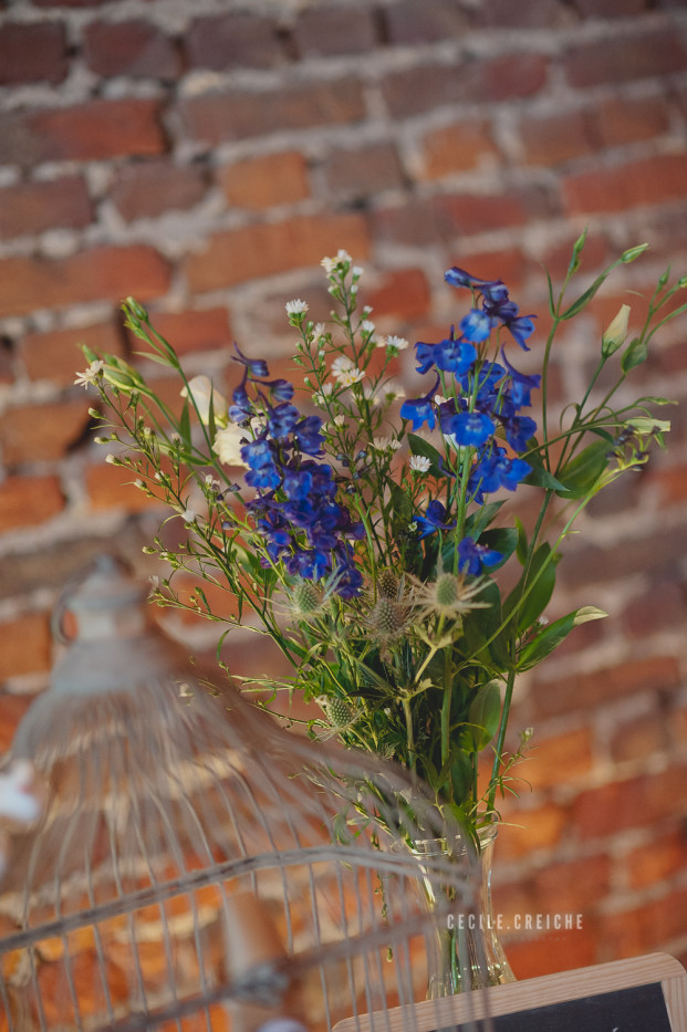 ©Cecile Creiche - Un mariage en bleu a Lille a La Ferme dʼEcavee - La mariee aux pieds nus