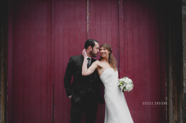 ©Cecile Creiche - Un mariage en bleu a Lille a La Ferme dʼEcavee - La mariee aux pieds nus