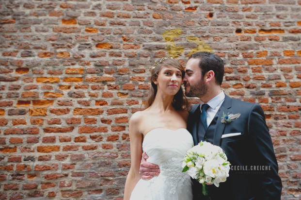 ©Cecile Creiche - Un mariage en bleu a Lille a La Ferme dʼEcavee - La mariee aux pieds nus