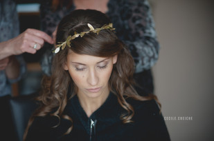 ©Cecile Creiche - Un mariage en bleu a Lille a La Ferme dʼEcavee - La mariee aux pieds nus