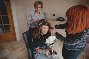 ©Cecile Creiche - Un mariage en bleu a Lille a La Ferme dʼEcavee - La mariee aux pieds nus