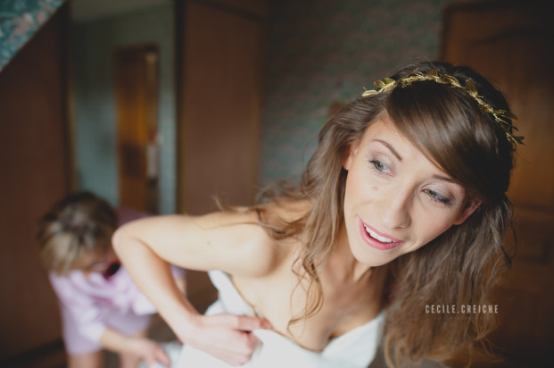 ©Cecile Creiche - Un mariage en bleu a Lille a La Ferme dʼEcavee - La mariee aux pieds nus